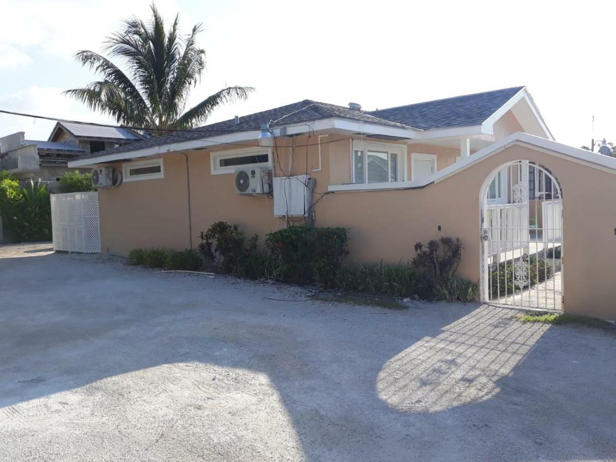Sandelwood Studios' Aparthotel Nassau